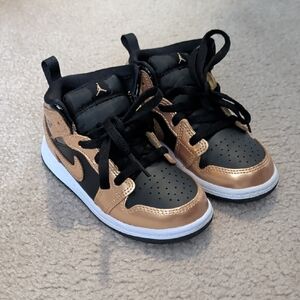Nike Jordan 1 Mid SE (TD) Kids Mid-Top Sneakers in Black/Metallic Gold-White